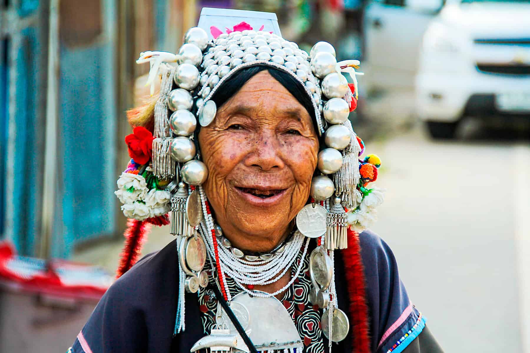 mujer thai sonriendo