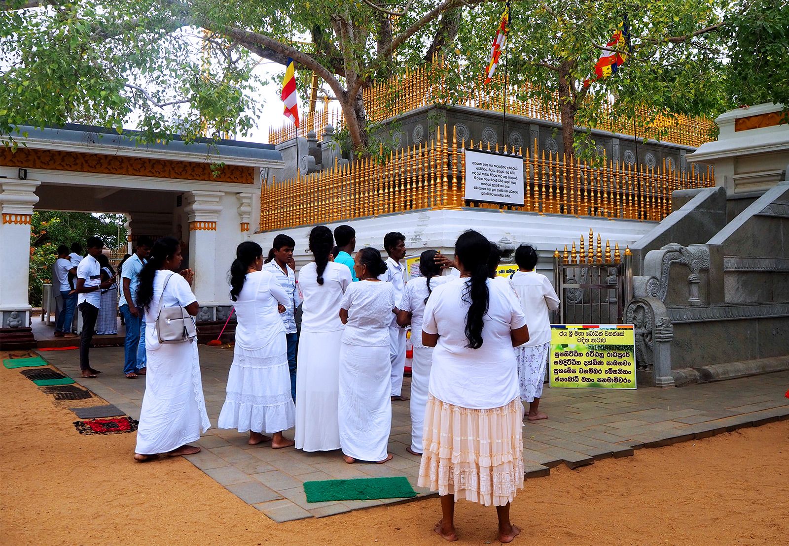 mujeres vestidas de blanco en Anuradhapura