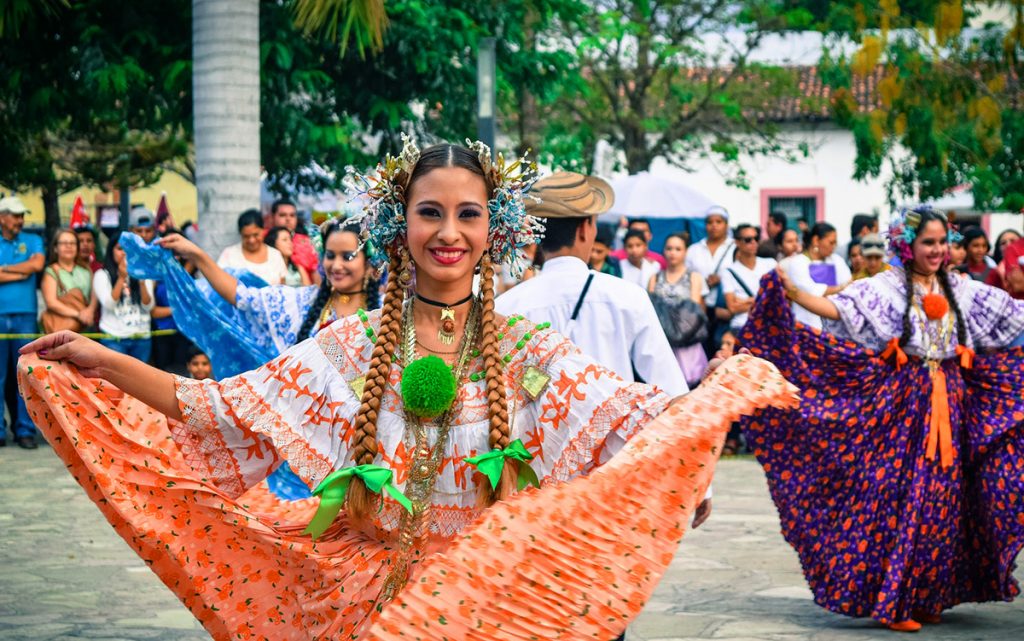 mujer bailando con traje tradicional de Costa Rica